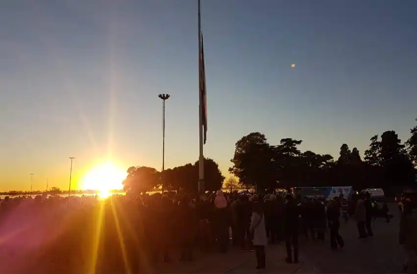 Sólo con autoridades locales, se izó la bandera en el Monumento