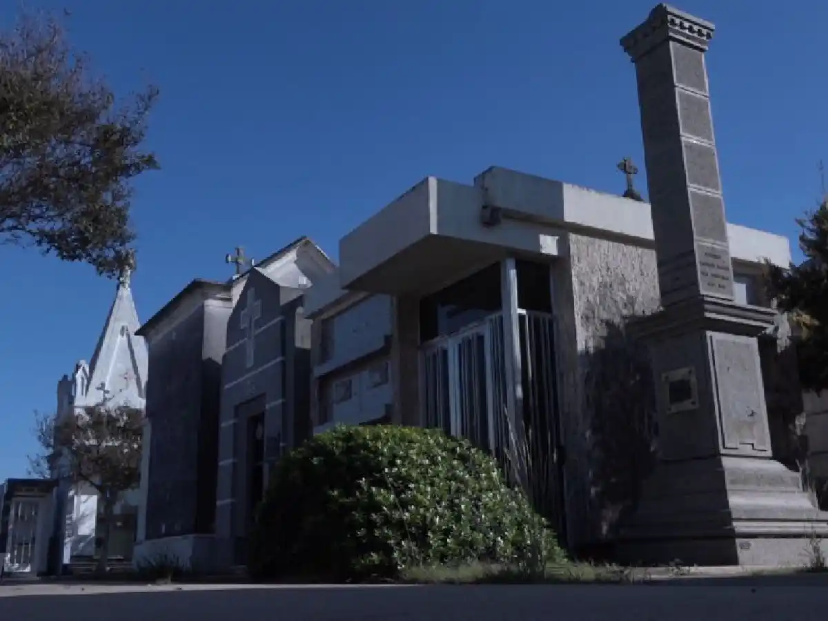 Tres detenidos por robar puertas de bronce en el cementerio de la ciudad