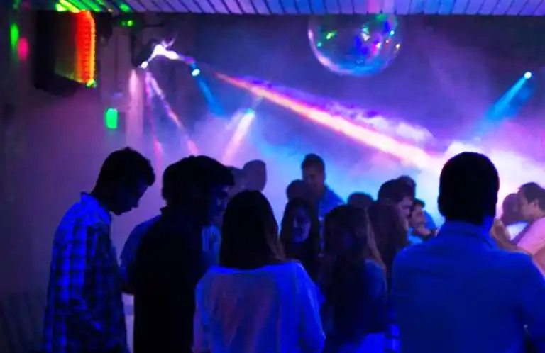 Vuelen los eventos bailables a las Flores para quienes estén vacunados contra el Covid-19