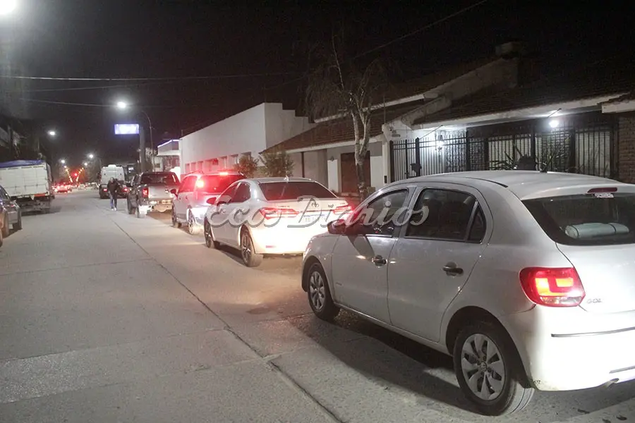 Largas filas en las estaciones de servicio