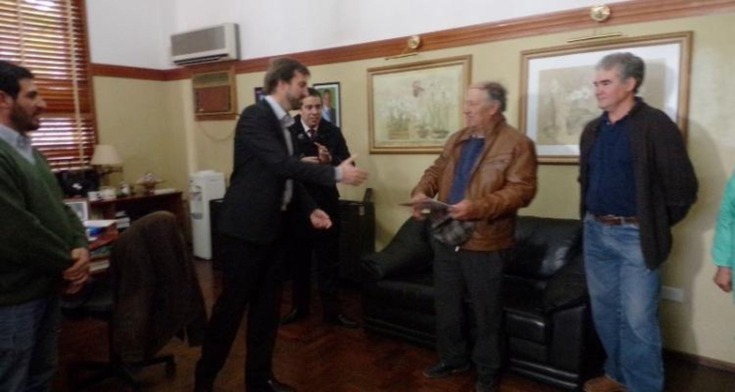 Director de Titularización de inmuebles entregó carpetas para escrituraciones