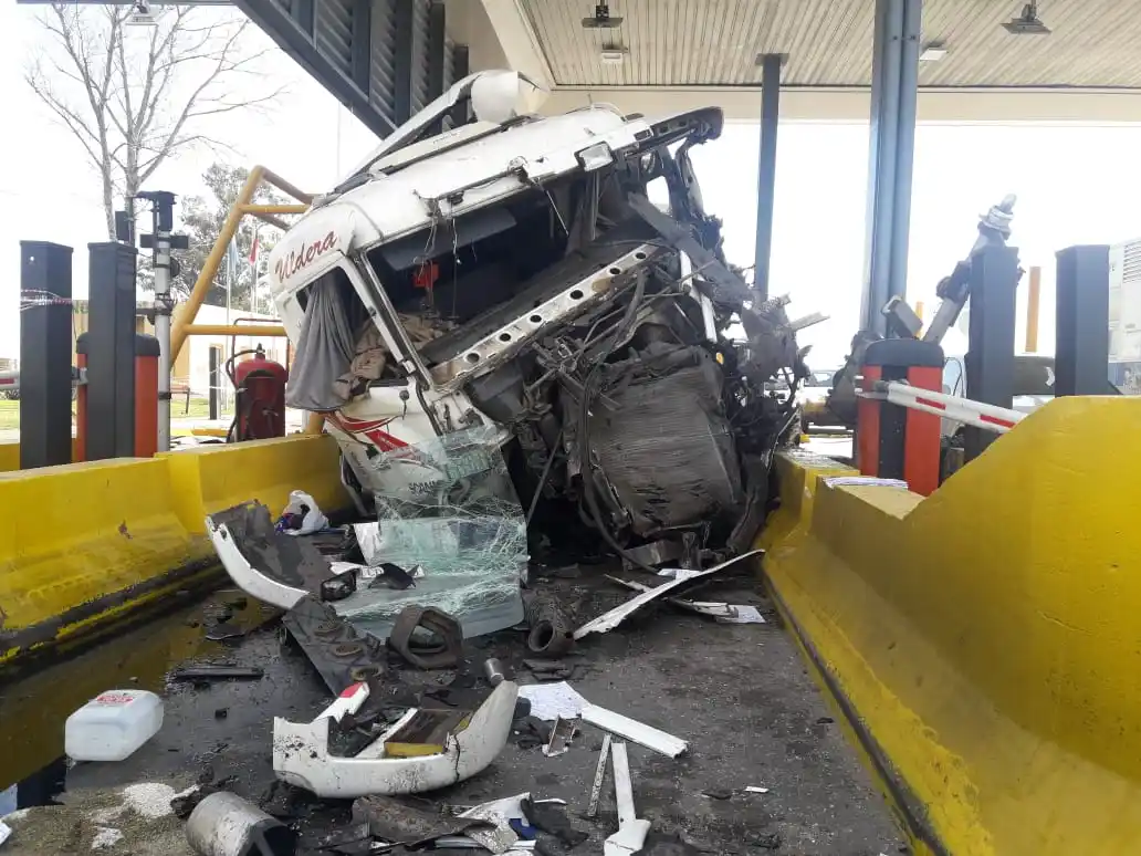Autopista a Santa Fe: camión embistió una cabina de peaje y hay menores heridos