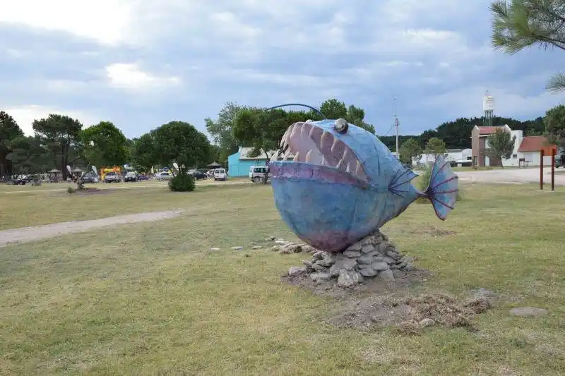SAN CAYETANO: Instalaron nueva escultura  en la plaza del balneario