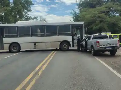 Ruta 33: dos heridos tras una colisión entre una camioneta y un colectivo