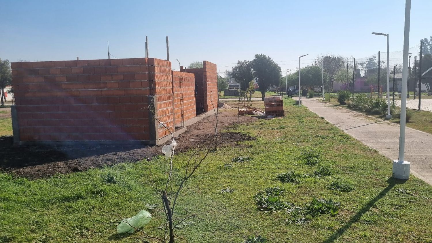 Comenzó la construcción  de los baños públicos que en el Parque Urbano que será sede del PreCosquín en el mes de noviembre