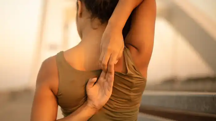 Estirar la espalda es uno de los ejercicios que más alivia el estrés/ DeporteGlam