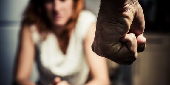Una docena de detenciones, un centenar de restricciones y más de mil botones antipánico en el 2023
