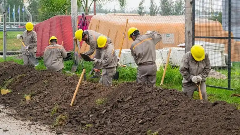 Comenzó la anhelada obra de las cloacas en el sector sur de la ciudad de Arroyito