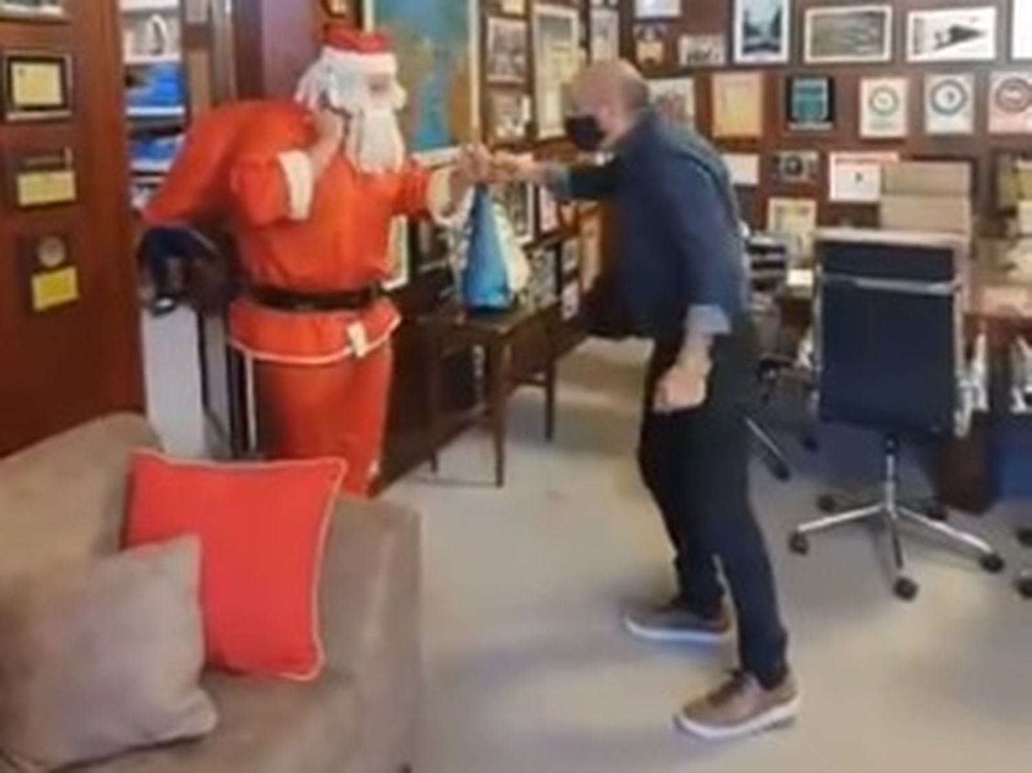Ensenada: Papá Noel visitó al Intendente Mario Secco en su despacho y le dejó regalos para los chicos