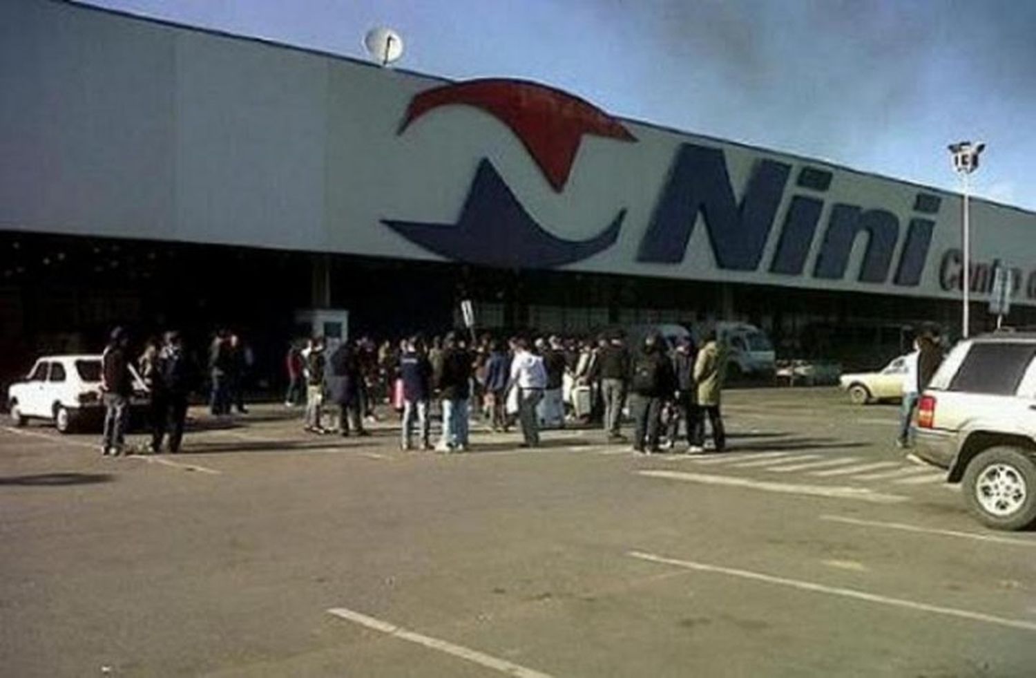 Militantes de Libres del Sur protestan en supermercados de la Provincia en reclamo de entrega de alimentos