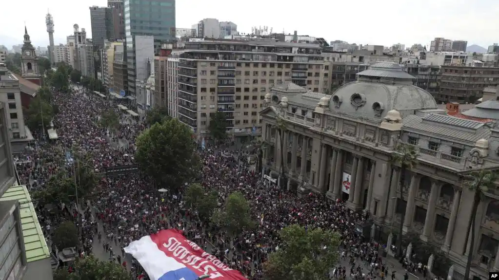 Evacuan Congreso chileno en medio de disturbios