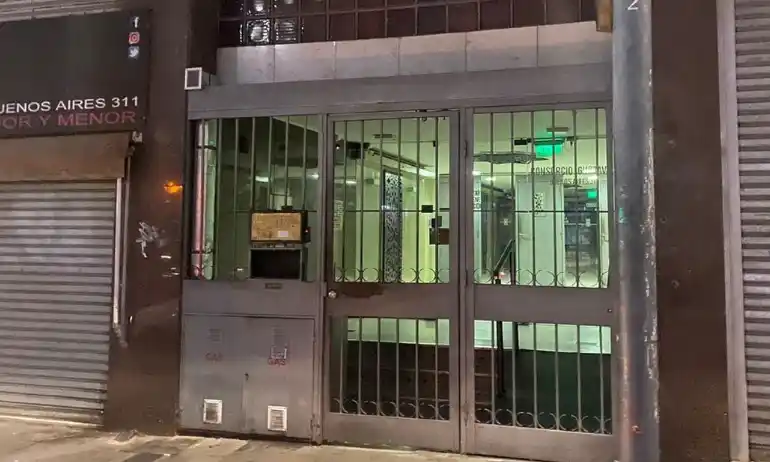 Hallaron un cadáver en un ropero tapiado en Córdoba: el cuerpo estaba atado y sellado con cemento