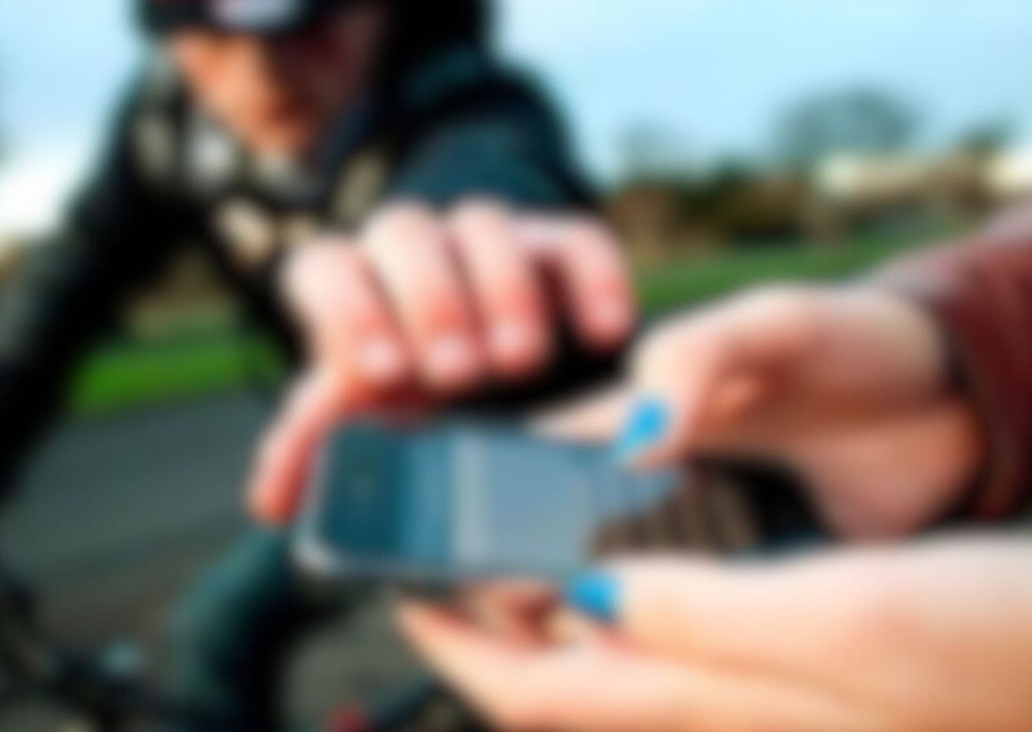 Motochorros abordaron a una mujer y le robaron el teléfono