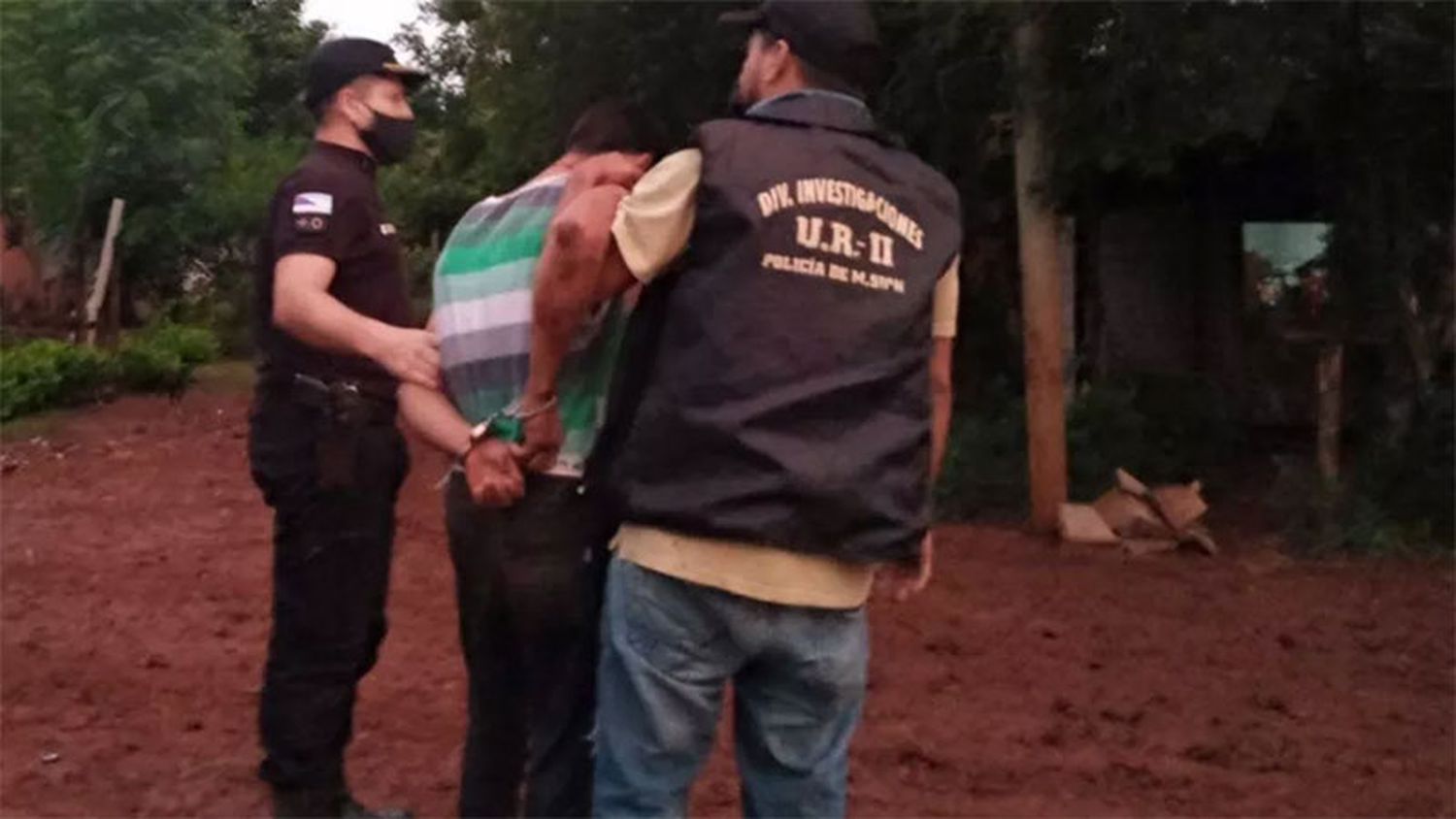 Detuvieron a una pareja acusada de asesinar y enterrar a su bebé