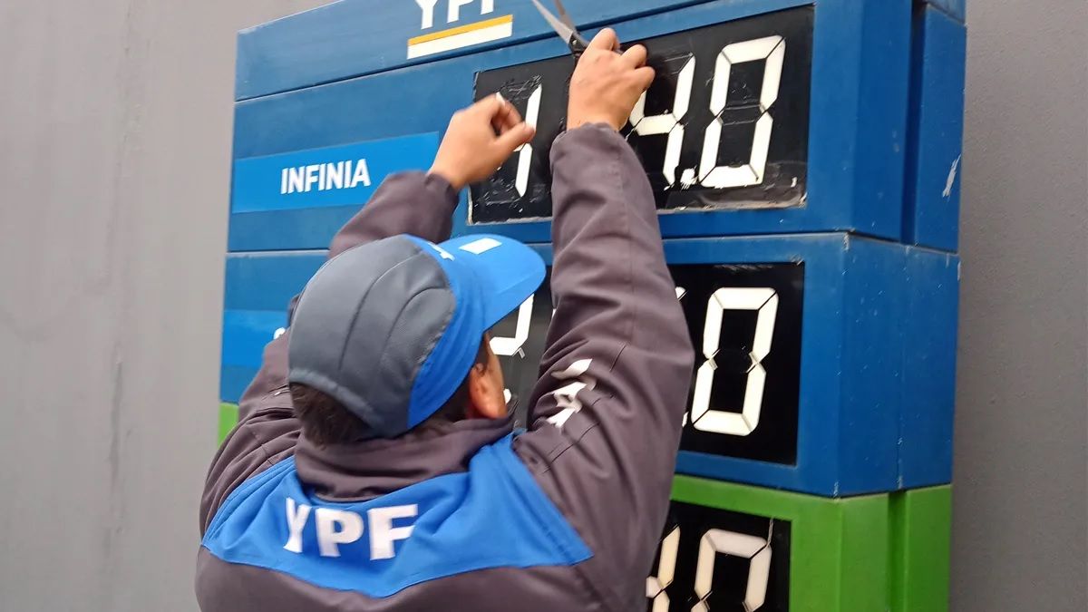 Desde el domingo, YPF aumentará 1% el precio de la nafta y el gasoil para compensar suba impositiva
