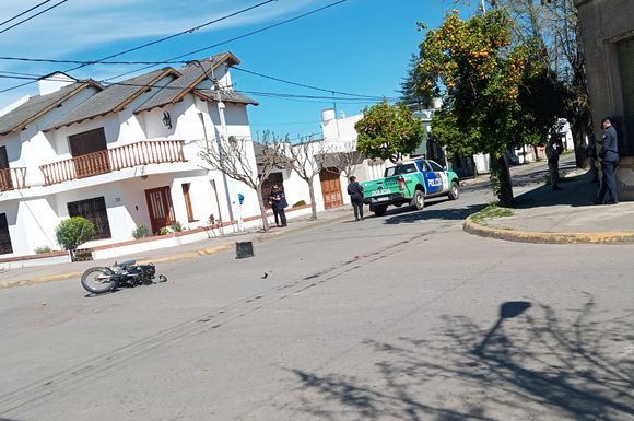 Mensajero chocó con un patrullero en Rivadavia y Las Heras