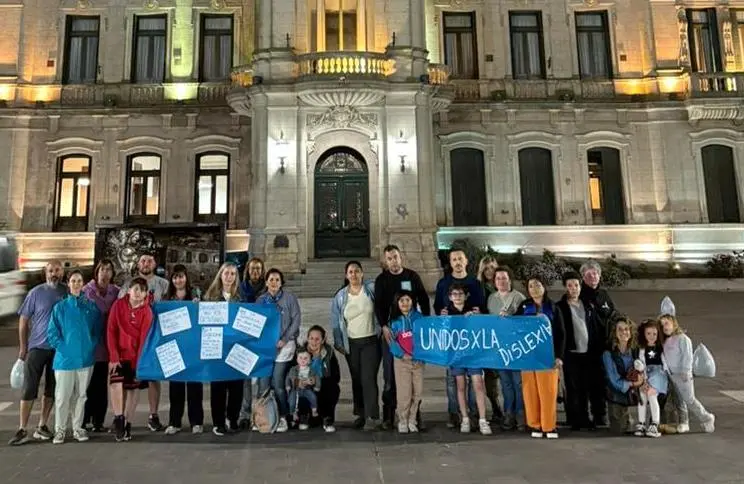 La foto que se sacó el grupo frente a la Municipalidad el 8 de octubre