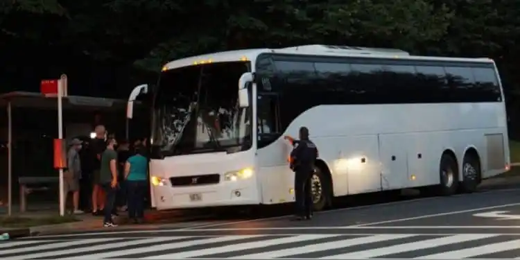 ¡50 MÁS! Envían nuevo autobús lleno de venezolanos a la residencia de Kamala Harris