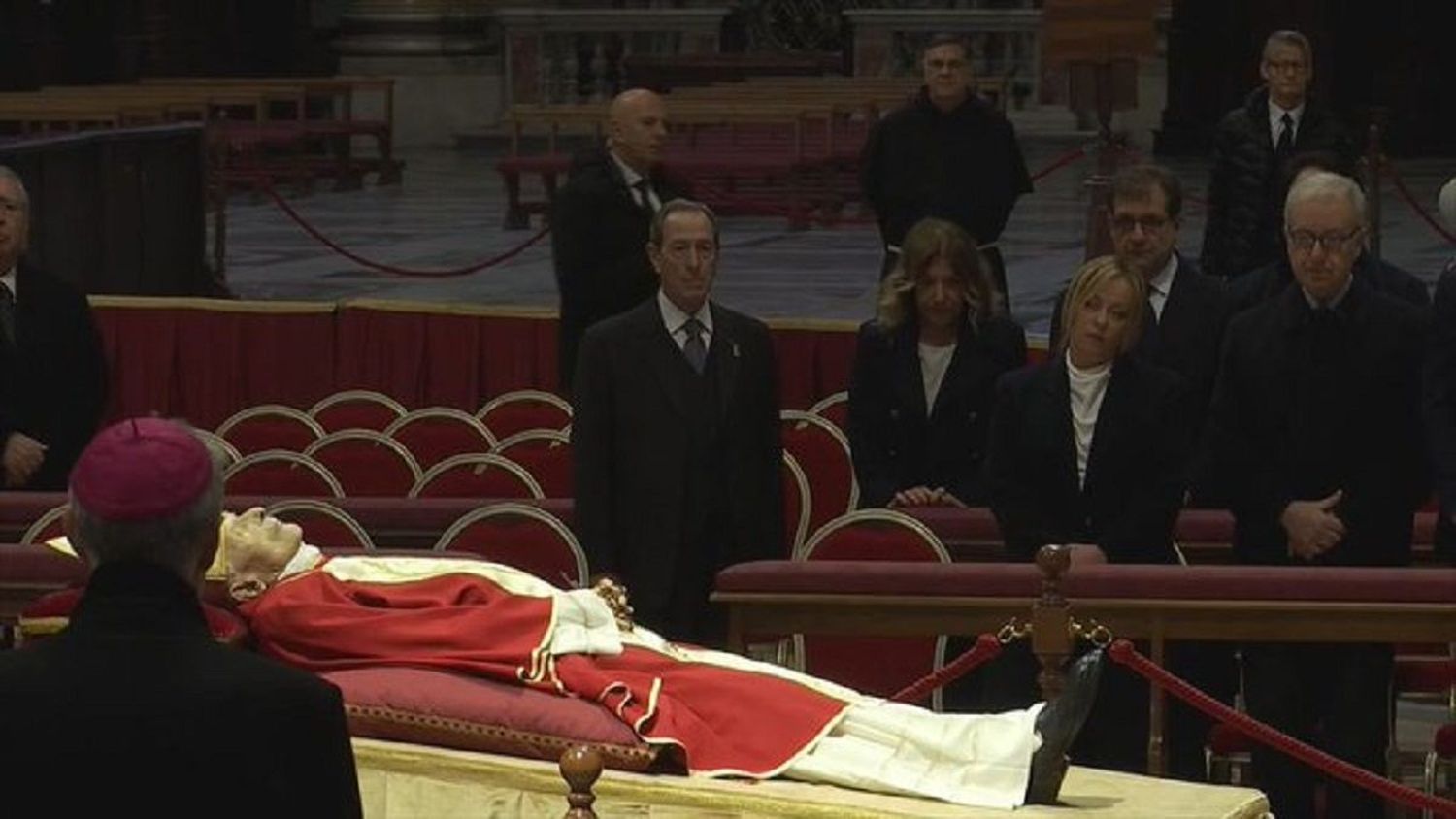 FIELES DESFILAN ante los restos de Benedicto XVI en la basílica de San Pedro