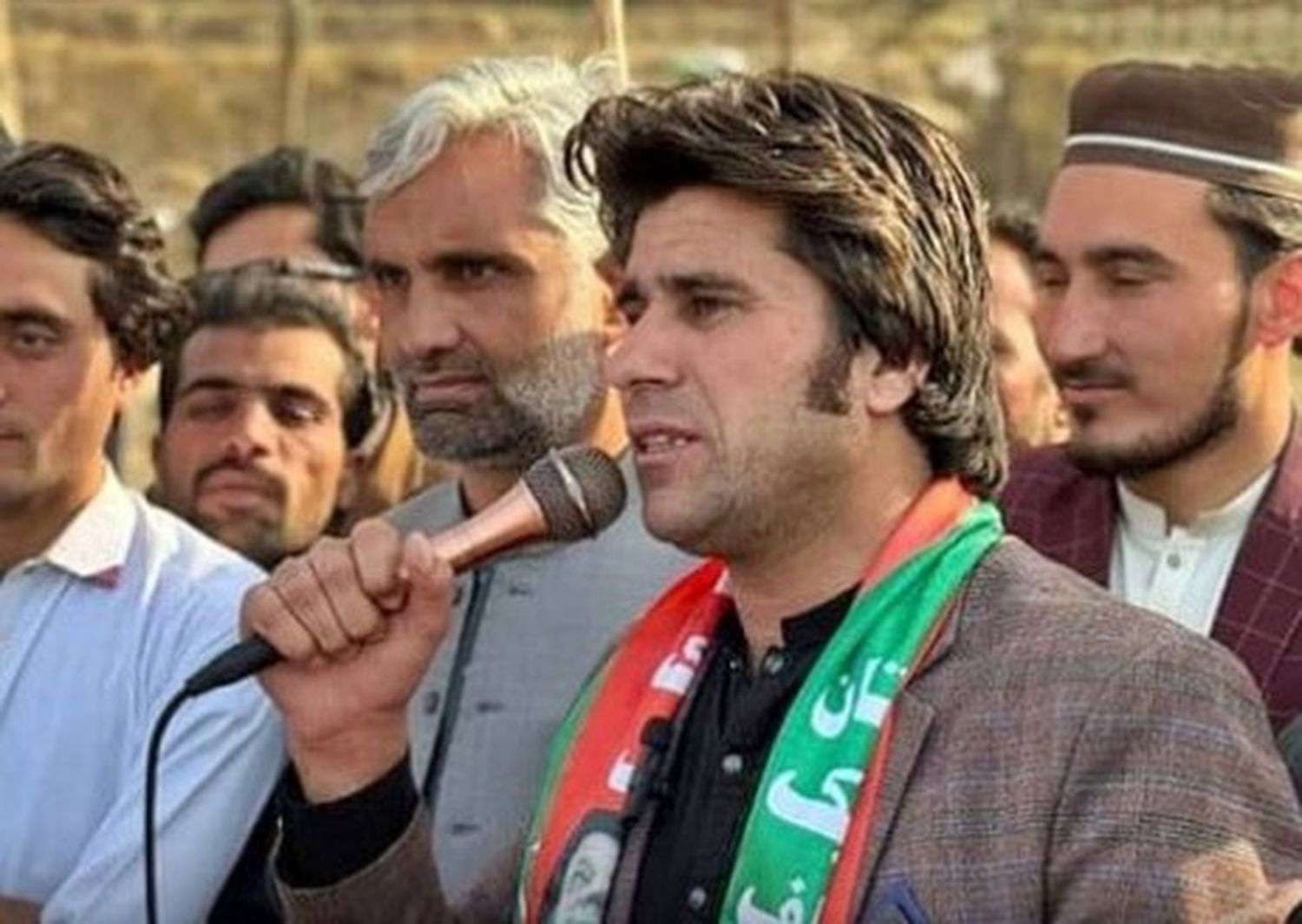 Rehan Zeb Khan era candidato independiente afiliado al partido Pakistan Tehreek-e-Insaf (PTI).