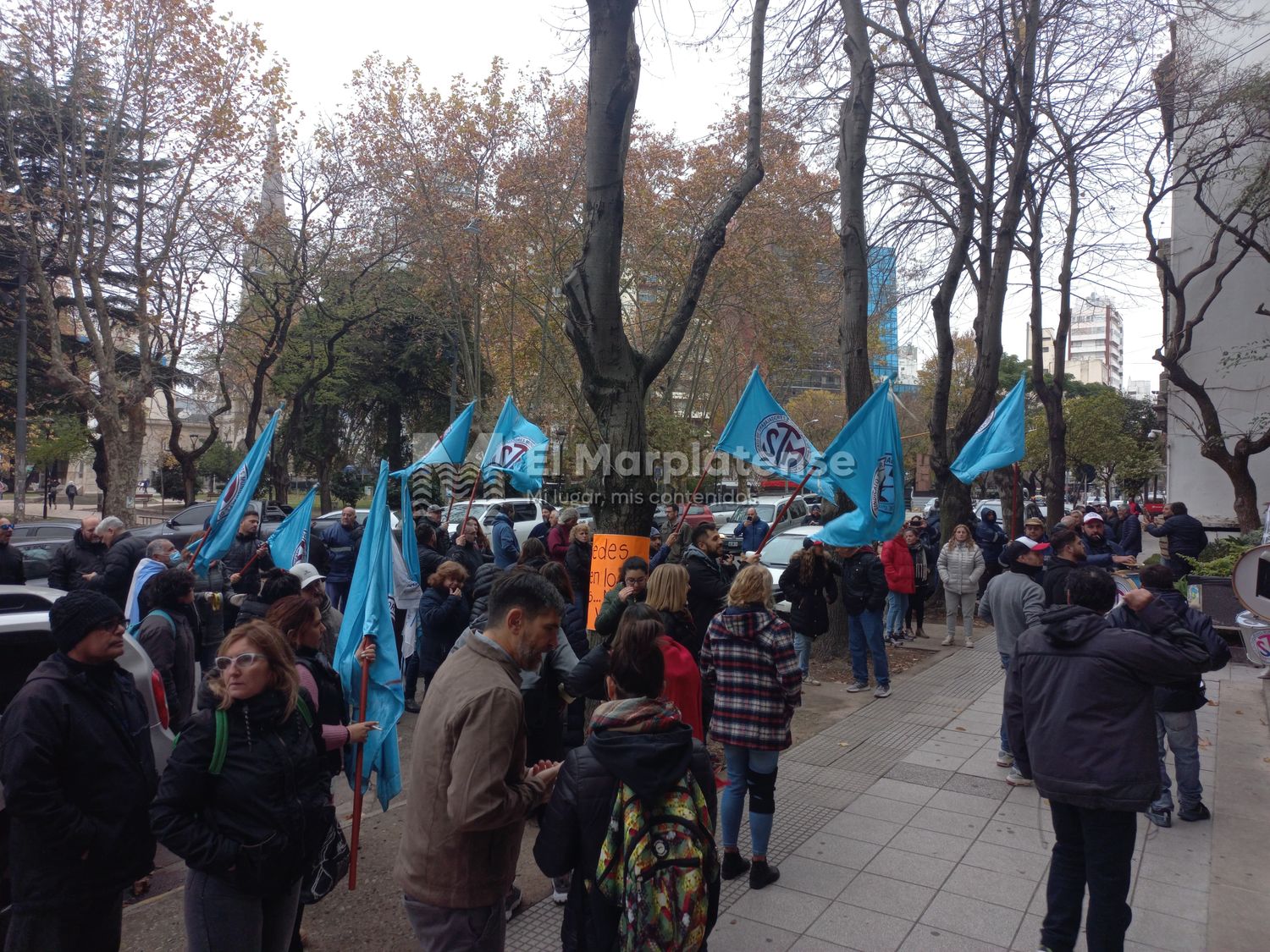 Trabajadores municipales reclaman en frente al Palacio Municipal.