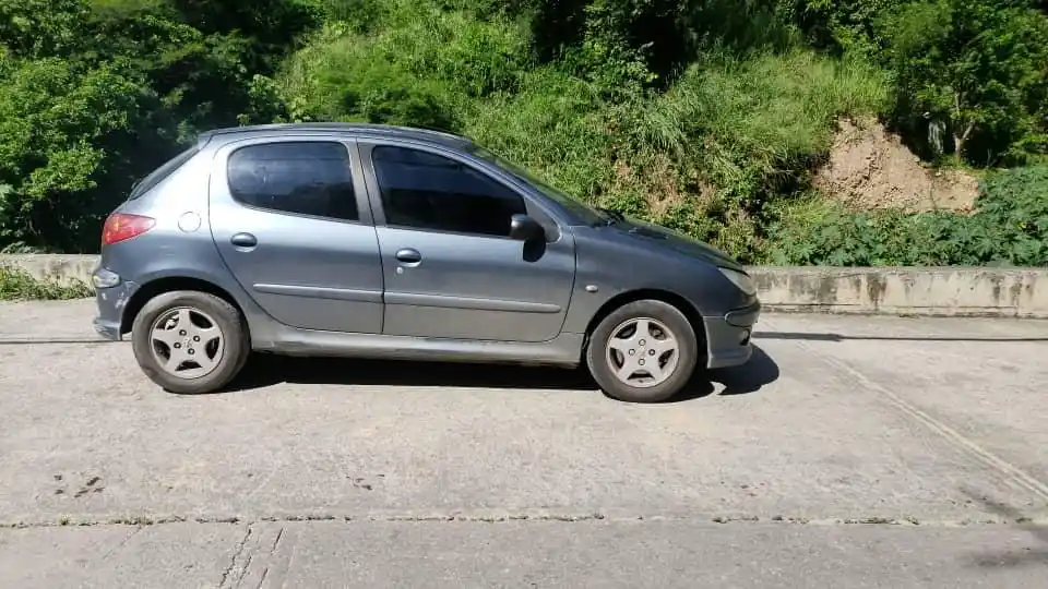 ¡DESESPERANTE! Delincuentes robaron vehículo con un niño a bordo en cola para surtir gasolina