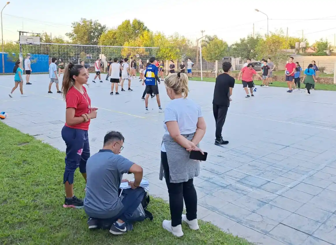 Clases gratuitas de voley en la escuela “República de Entre Ríos”