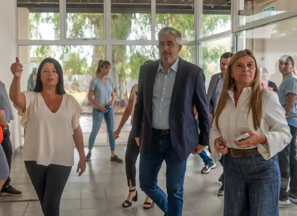 El ministro Pieckenstainer junto a las doctoras Elisa Carrizo y Verónica Pepino en su reciente visita al Hospital Iturraspe.