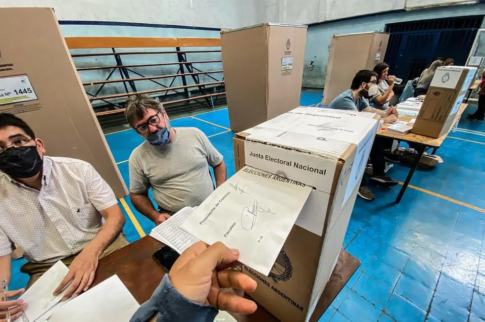 Cierran comicios en elección parlamentaria clave en Argentina