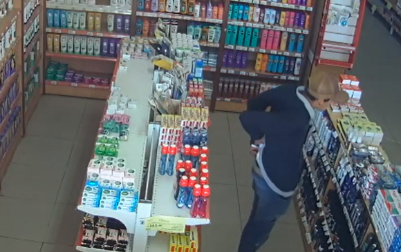 Dos casos de robo de artículos de higiene personal en supermercados registrados por cámaras de seguridad