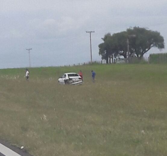 Chocó desde atrás a otro automóvil, y terminó volcando