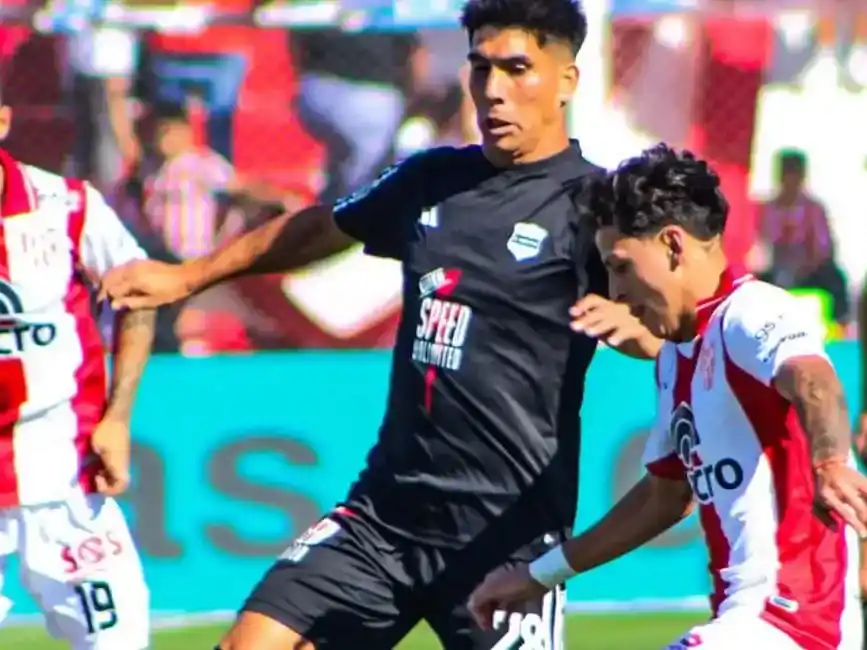 Desde las 19, el "Malevo" busca vencer a la "Gloria " y llegar a la cima de la Zona B .Foto:@prensariestra