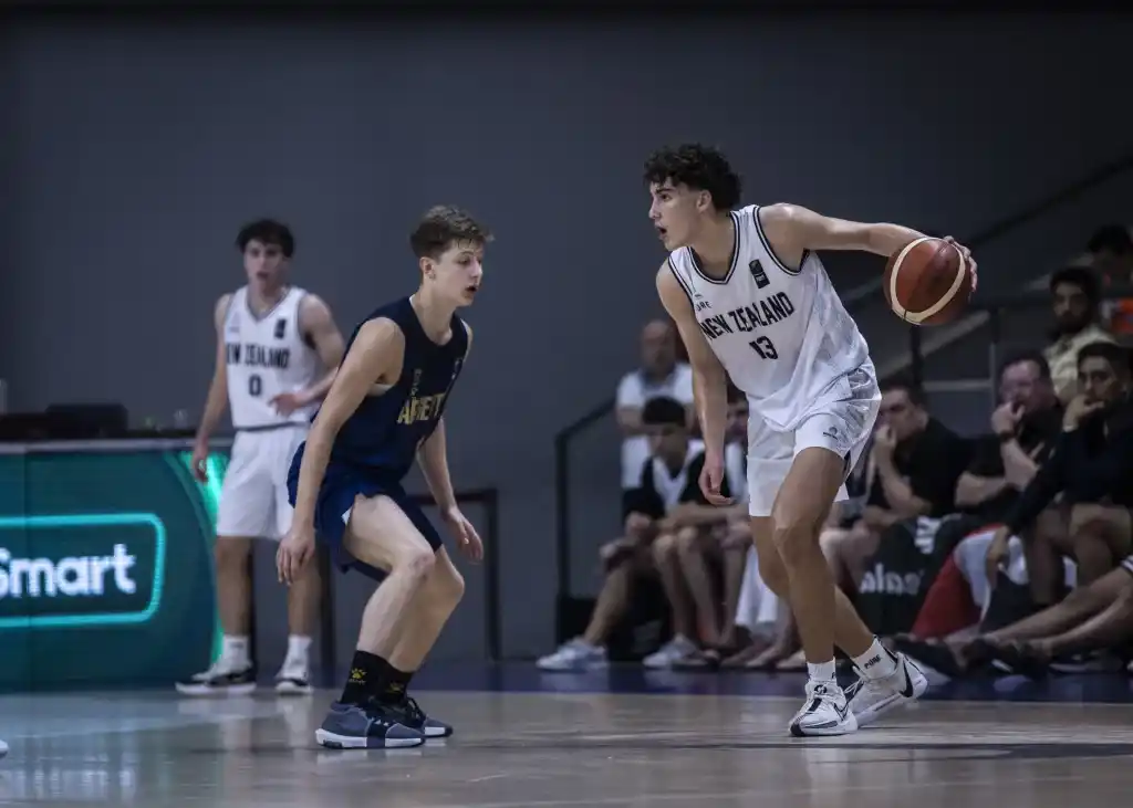 Matías Dominé en la marca ante Nueva Zelanda. (Foto: FIBA)