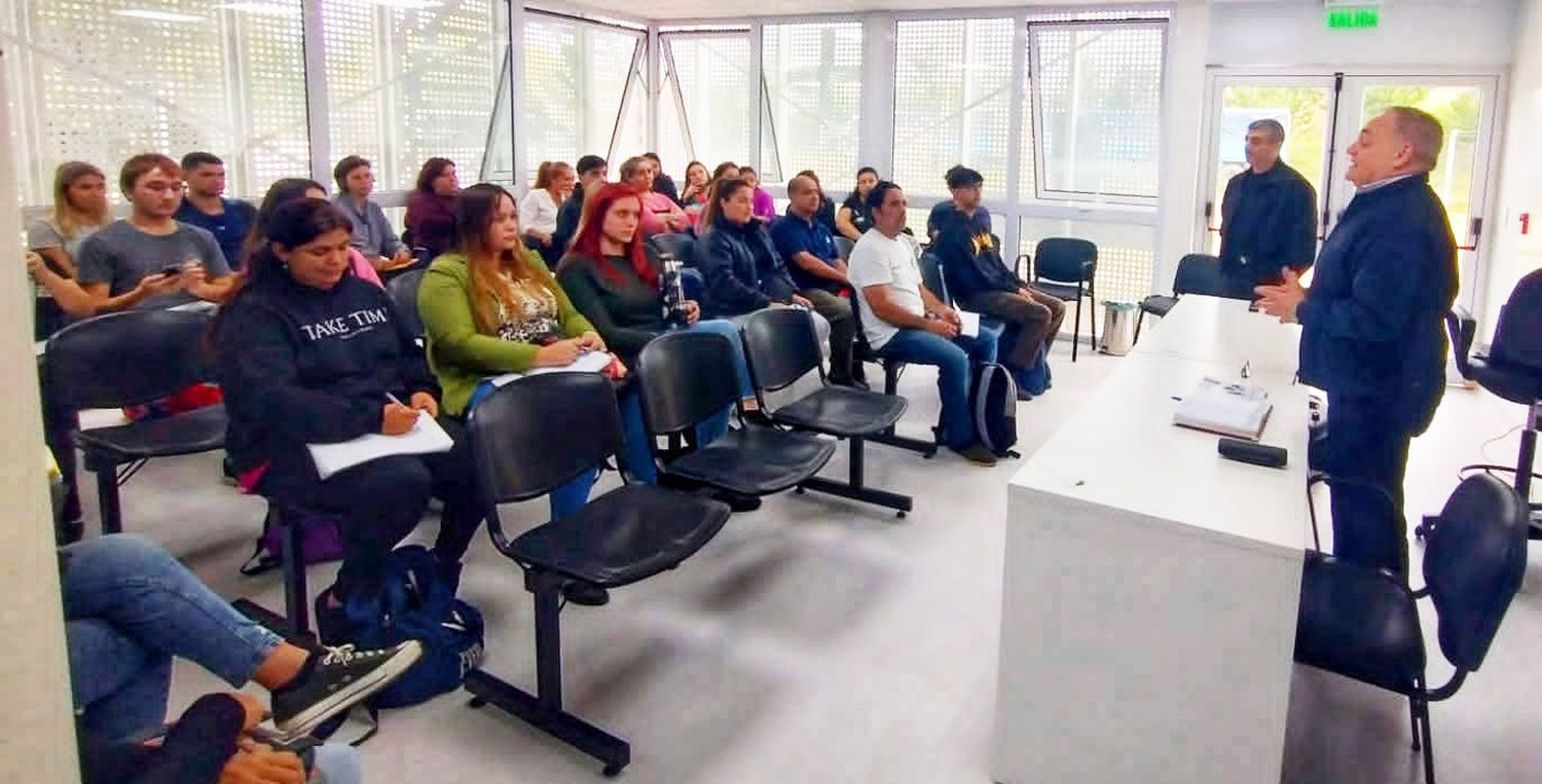 En Villa Adela: avanza con éxito el curso de emprendimiento y marketing digital