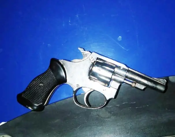 Baleó en el ojo a un hombre y continúa detenido en Batán
