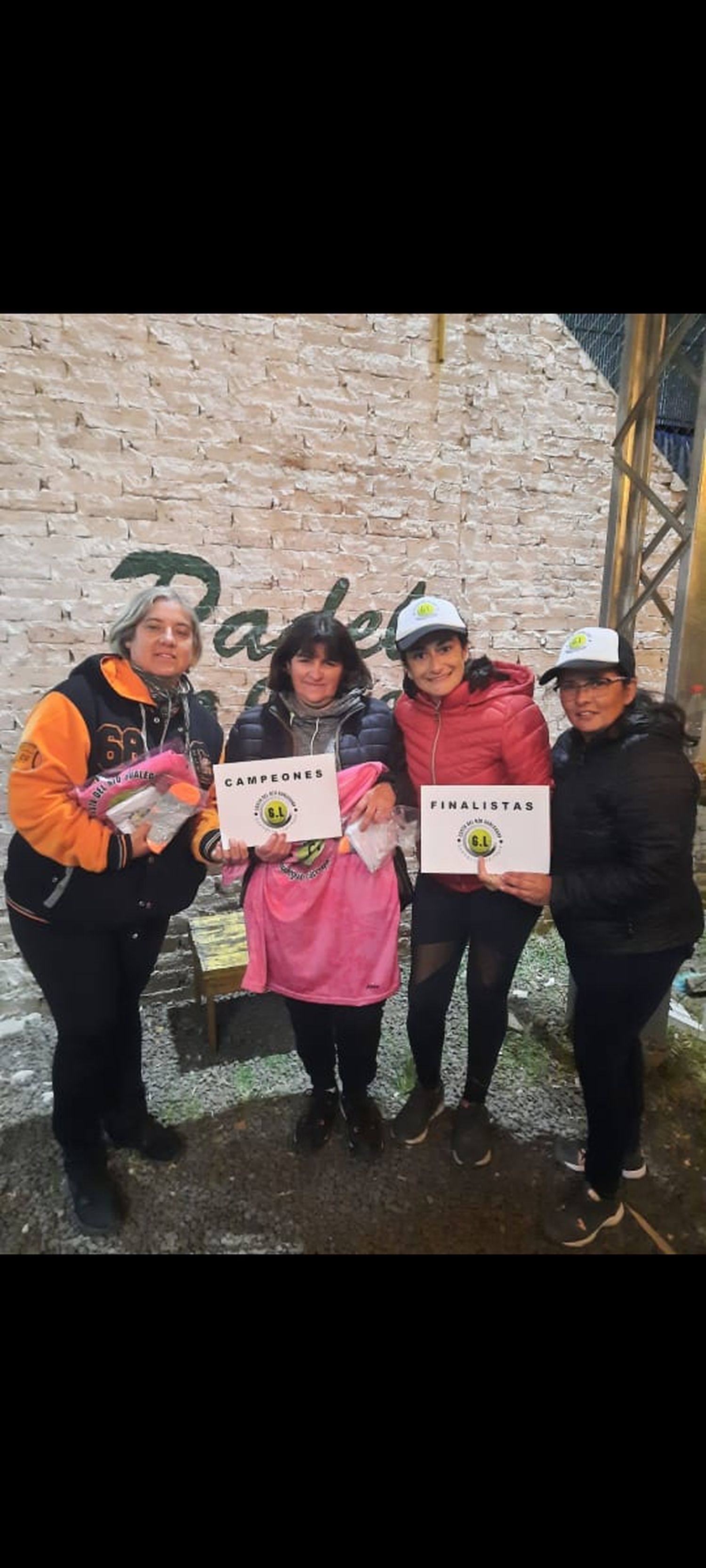 Los partidos de pádel femenino que se llevaron a cabo en La Curva exhibieron por momento el alto nivel de juego que han alcanzado las chicas y que juegan cada fecha clasificatoria a todo o nada.