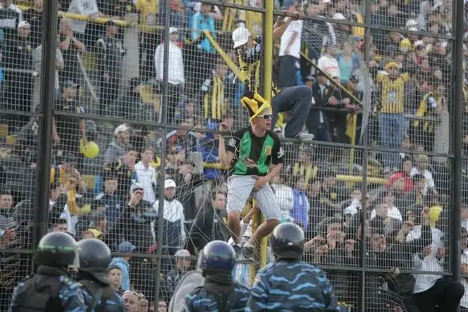 Violencia en el fútbol: Al menos un muerto en enfrentamientos de barras de Almirante Brown