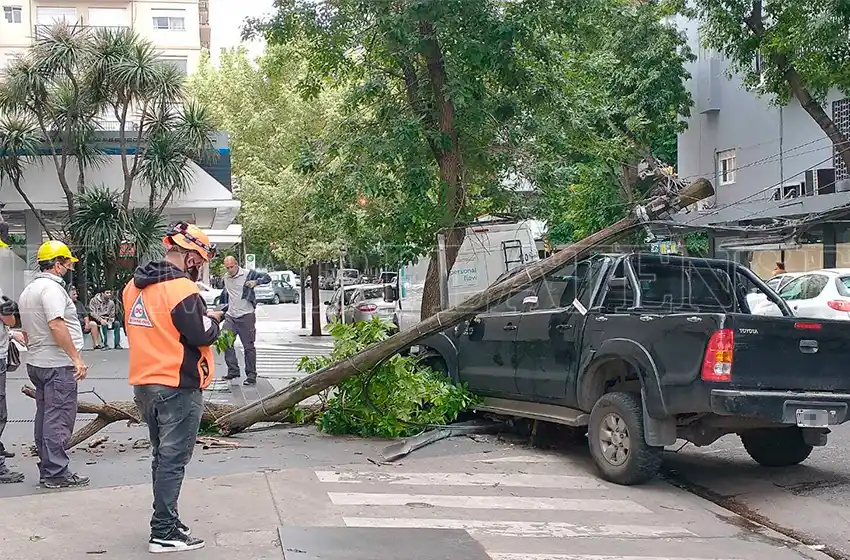 Borracho, se quedó dormido y se llevó puesto un poste de luz