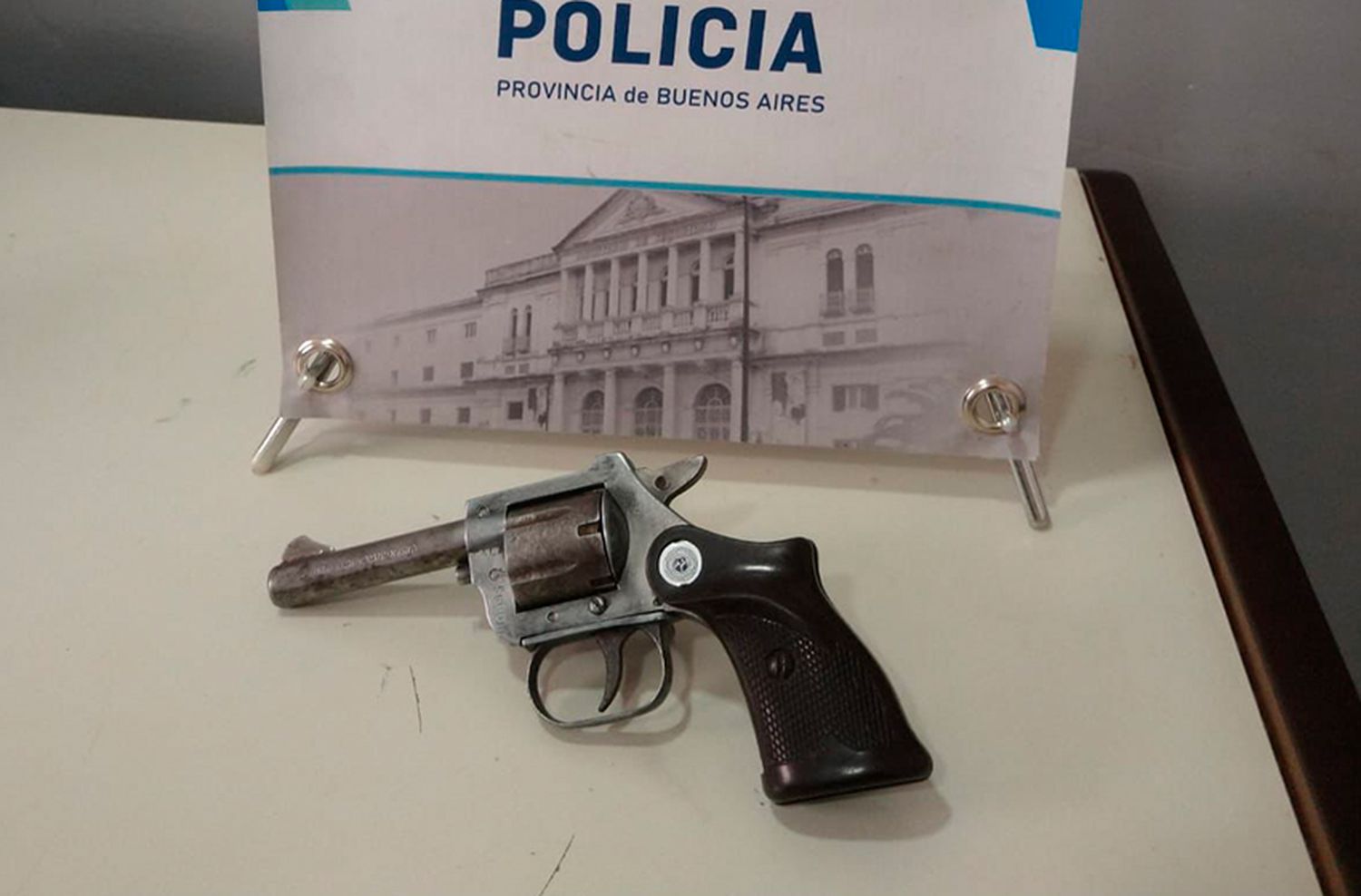 En Bosque Grande con un revólver robado en el bolsillo