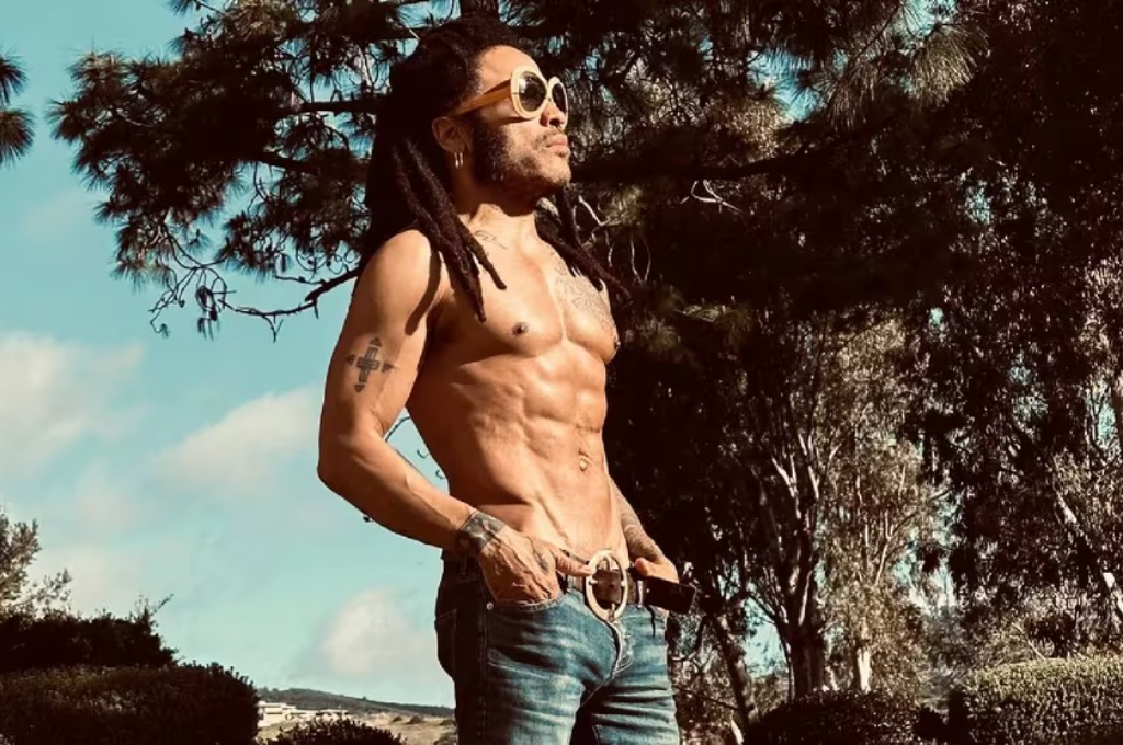 Cumplirá 60 años en mayo, el estilo de vida que cultiva el músico le permite lucir “abdominales de acero”.