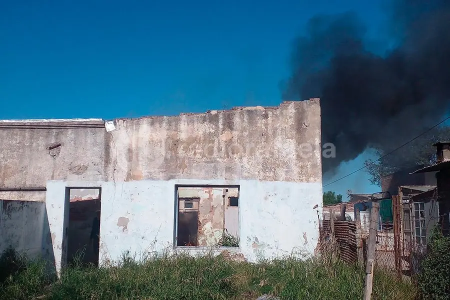 Gran susto en el barrio Villa Podio por una columna de humo: estaban quemando basura y cables