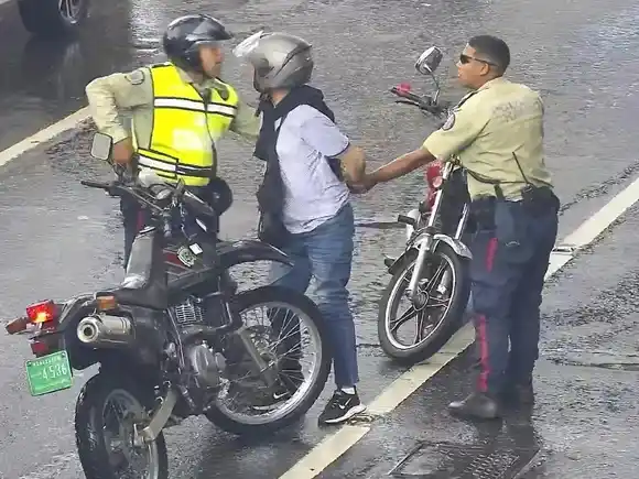 En FLAGRANCIA: así capturaron a una miembro de la banda de "El Carlos"