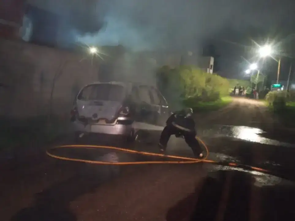 Se incendió un auto en la zona norte de la ciudad: rápida intervención de los bomberos
