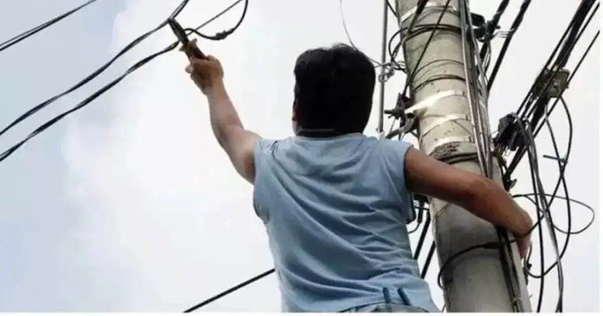 Robaba cables frente a una casa y terminó preso