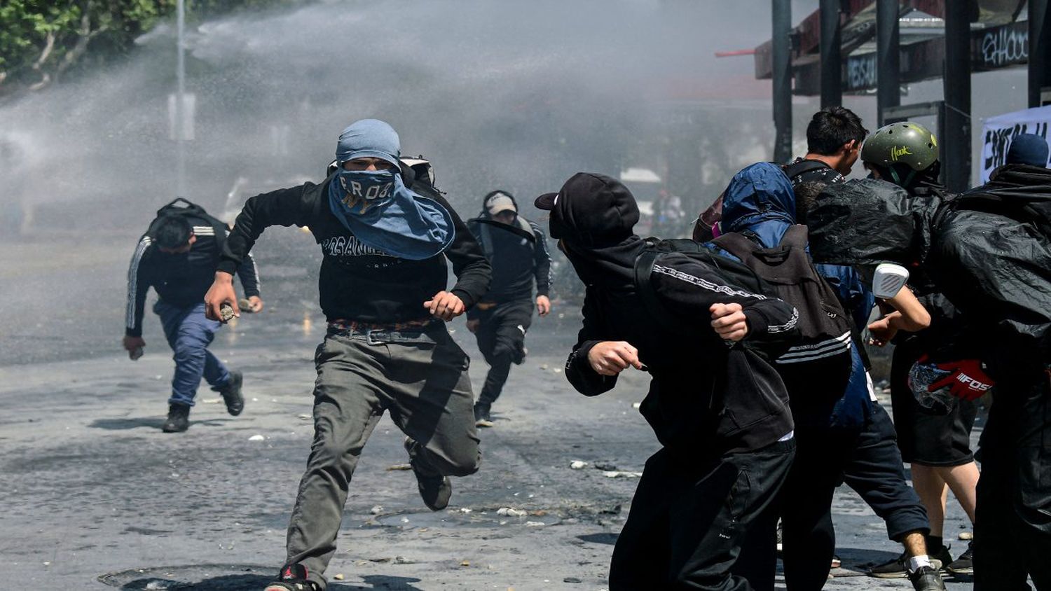 CHILE ARDE DE NUEVO:  protestas dejan 42 heridos, 195 detenidos y 15 comercios destruidos en Santiago  