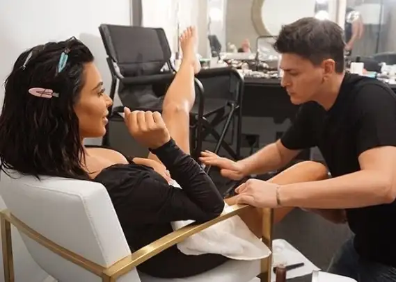 Kim Kardashian se maquilla hasta las partes íntimas: mirá las fotos 