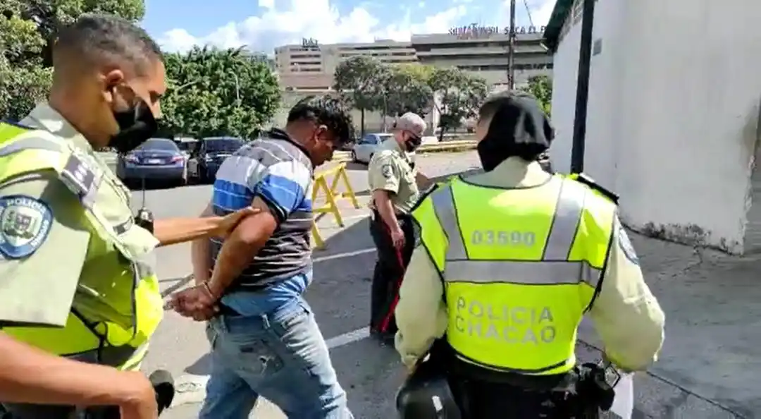 ¡OTRA PARA POLICHACAO! Trifulca en la plaza Brión deja 8 personas detenidas