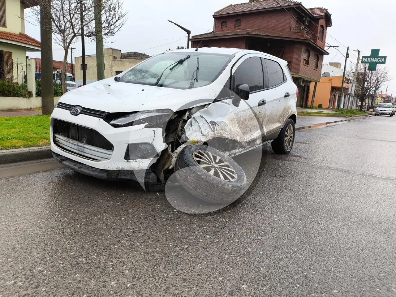 Una camioneta chocó contra una columna en la avenida 75