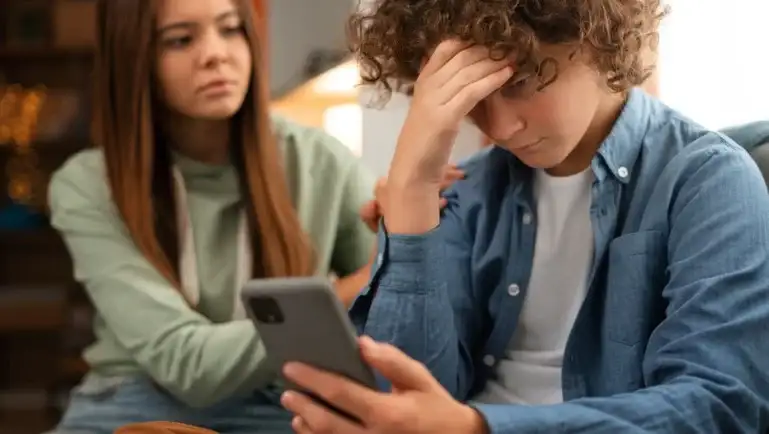 Los especialistas advierten que no basta con prohibir el uso del celular en niños, sino en concientizar y educar.