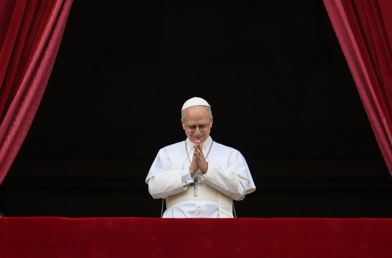 El Papa León XIV pidió por la paz en su primera bendición